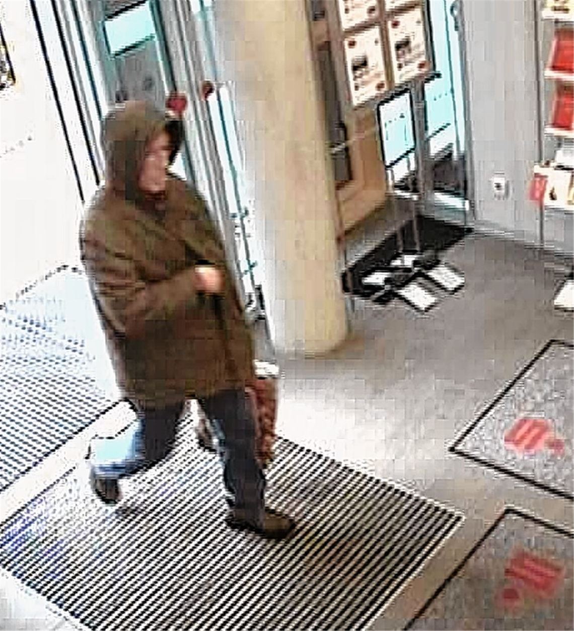 Mutmaßlicher Täter betritt die Bank. 