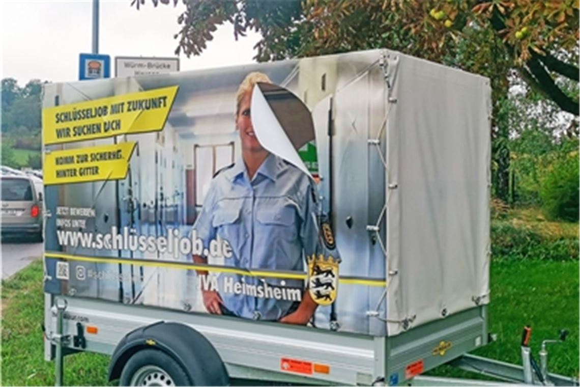 Vandalen bewerben sich für eine Anzeige Mutwillig beschädigt: der Anhänger mit der Werbung für „Schlüsseljobs“. Foto: privat