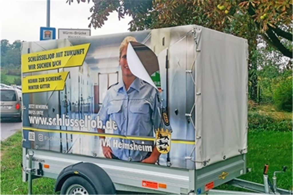 Mutwillig beschädigt: der Anhänger mit der Werbung für „Schlüsseljobs“. Foto: privat