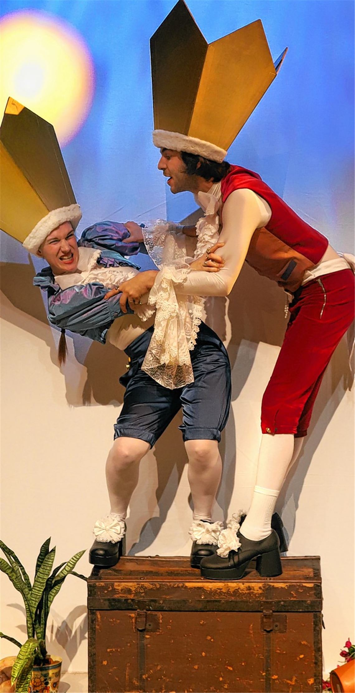 Myriam Rossbach (li.) und Alexander Doderer sind sich gar nicht einig.Theater Pforzheim