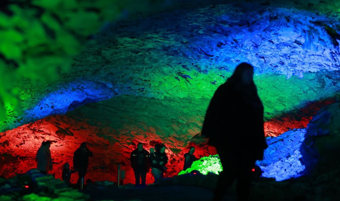 Bilder des Tages Mystische Lichterwelten verzaubern die Besucher in der Barbarossahöhle.