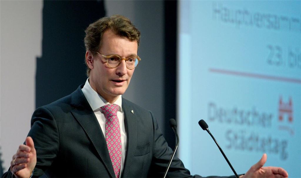 NRW-Ministerpräsident Hendrik Wüst bei der Hauptversammlung des Deutschen Städtetages in Köln.
