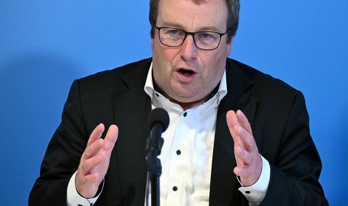 NRW-Verkehrsminister Krischer hat eine Warnung an seinen Amtskollegen im Bund. (Archivbild)