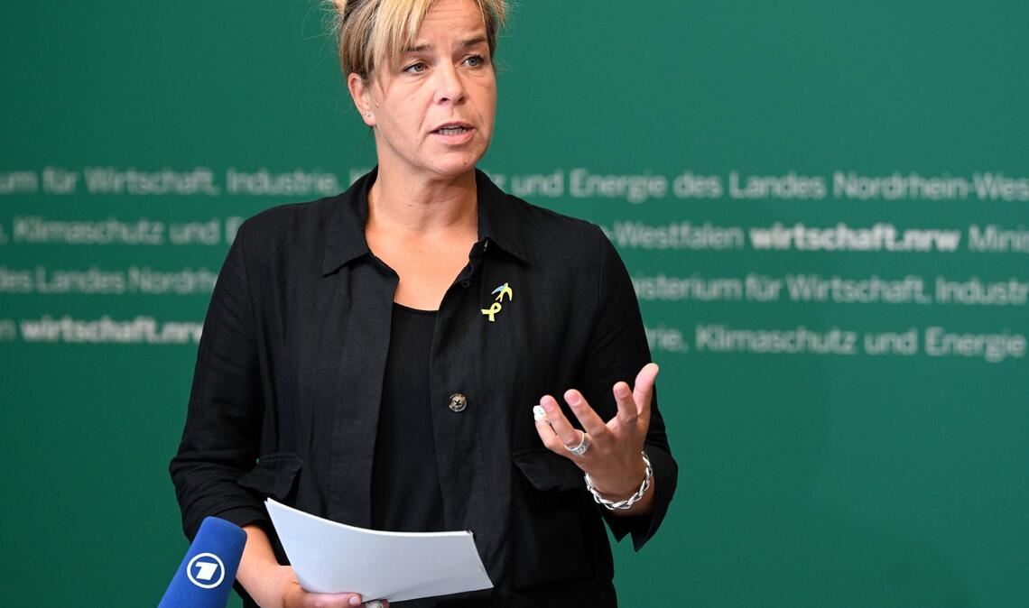 NRW-Wirtschaftsministerin Mona Neubaur (Grüne) kritisiert, dass die Bundesebene einen Lagerneubau in Jülich nicht unterstützt habe.