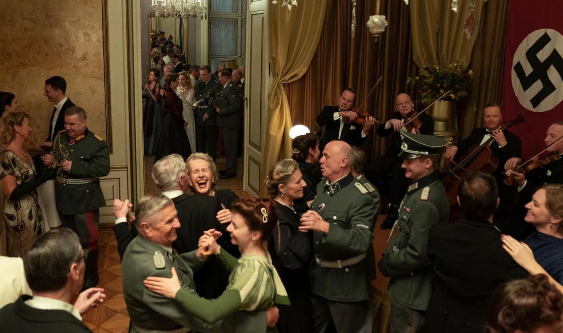 NS-Befehlshaber Meckerle setzt auch Buback unter Druck: Der Gestapomann muss ihn als Abendbegleiter seiner heimlichen Geliebten, der Schauspielerin Marleen Baumann vertreten.