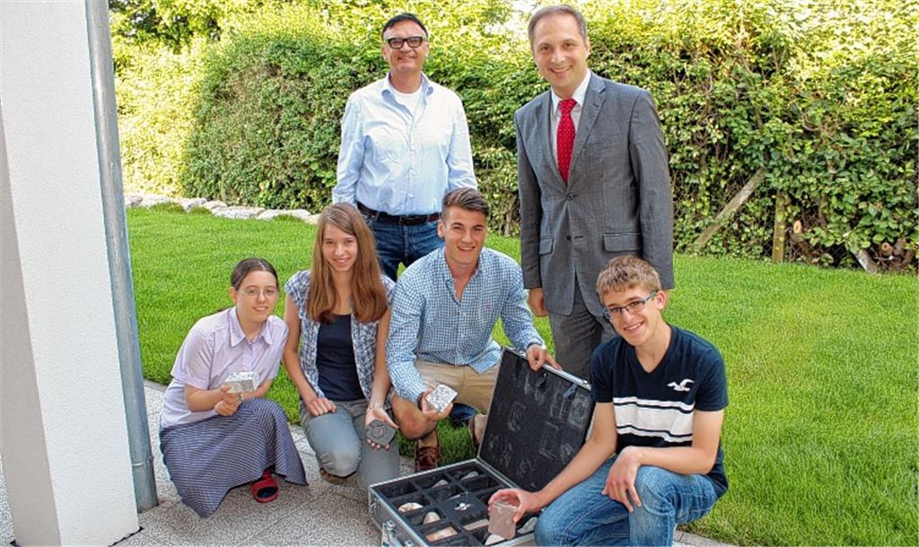 NSN-Geschäftsführer Hans Ulmer (re.) und Schulleiter Reinhard Wurster mit Schülern der BG12, die den Geo-Koffer testen.