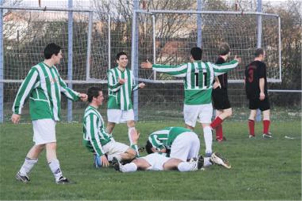 Na endlich!  Sternenfels feiert den zweiten Saisonsieg ausgelassen. Die Großglattbacher trotten enttäuscht davon. Nun wird der Abstiegskampf der Kreisliga B5 wieder spannend.
Foto: Eigner