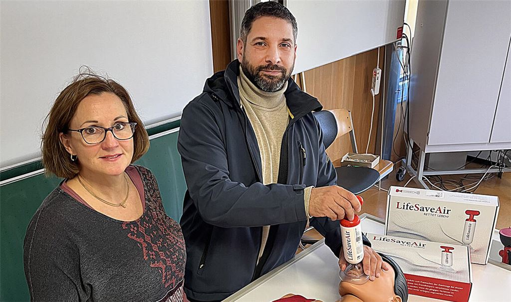 Nabil Chehade bei der Übergabe seiner „LifeSaveAir“-Sets mit Viola Macho, Fachbeauftragte für Biologie am Mühlacker Theodor-Heuss-Gymnasium. Foto: privat