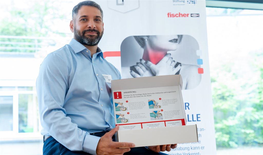 Nabil Chehade mit einer Erfindung „LifeSafeAir“. Foto: Björn Hänssler/BW Stiftung