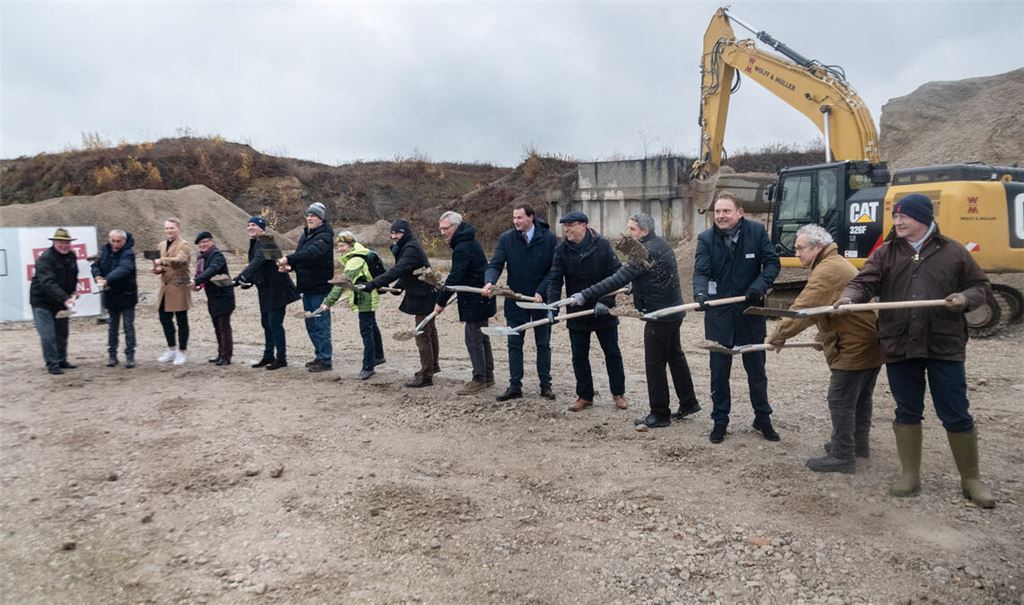 Nach 14 Jahren Vorlaufzeit: Vertreter der Stadt und des Gemeinderats absolvieren zusammen mit den Investoren den symbolischen Spatenstich für die „Ziegelhöhe“. Fotos: Fotomoment