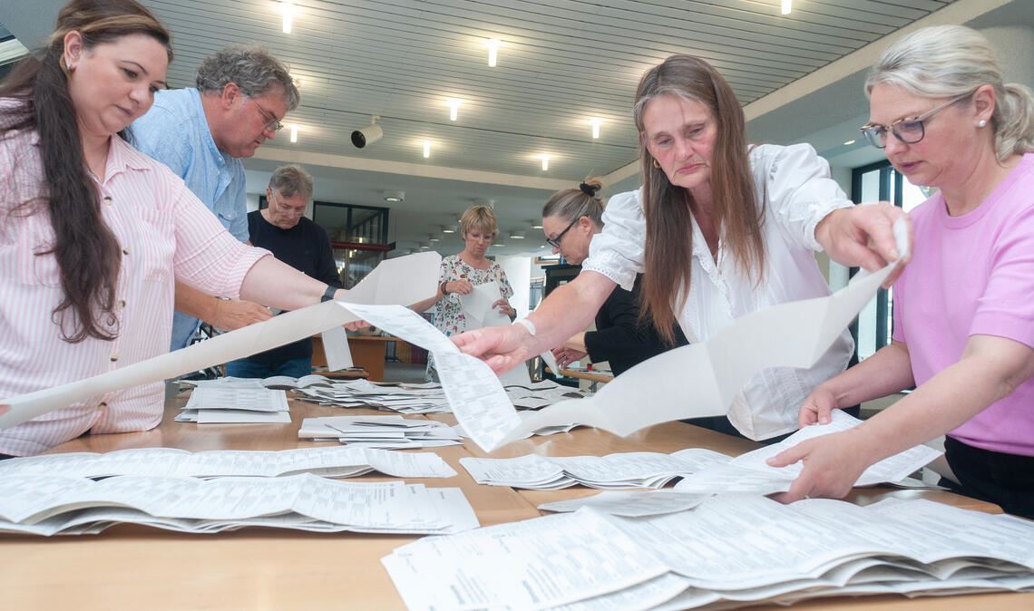 Nach 18 Uhr sind die Wählerinnen und Wähler mit ihrer Aufgabe fertig. Für die Wahlhelfer folgt Teil zwei –das Auszählen, das für die Kommunalwahlen auch am Montag fortgesetzt wird. Fotos: Fotomoment (2)/Deeg (4)