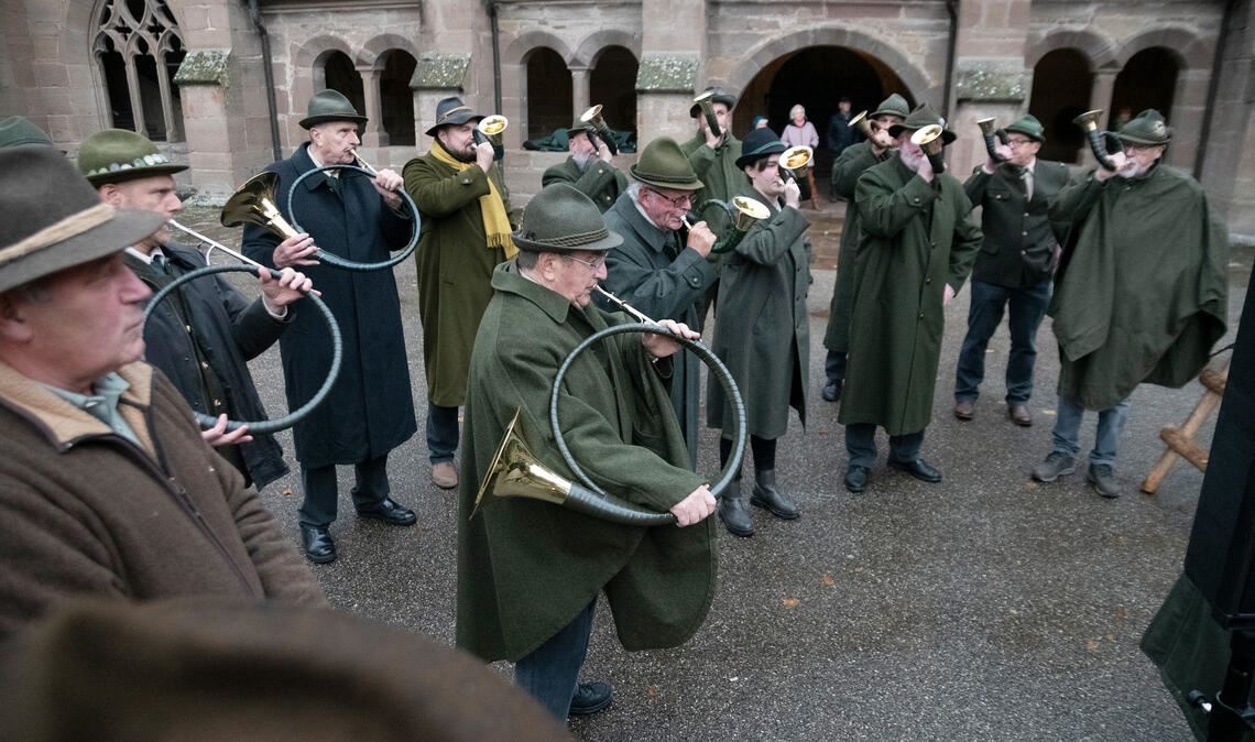Nach 2019 wird erstmals wieder die Hubertusfeier im Klosterhof begangen. Die Jagdhornbläser Mühlacker sind mit Signalen zu den einzelnen Tierarten zu hören. Fotos: Fotomoment