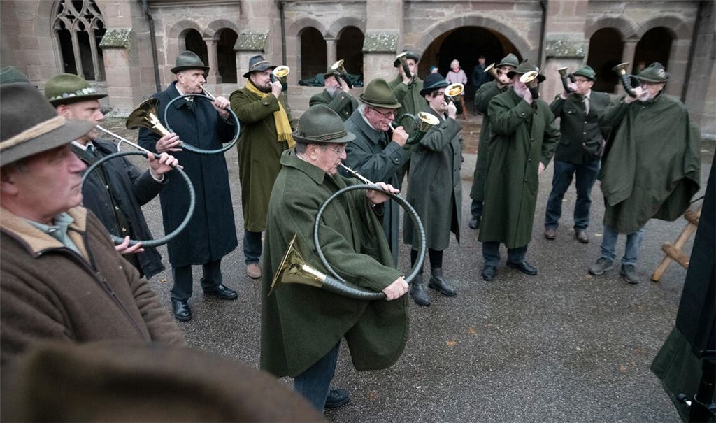 Nach 2019 wird erstmals wieder die Hubertusfeier im Klosterhof begangen. Die Jagdhornbläser Mühlacker sind mit Signalen zu den einzelnen Tierarten zu hören. Fotos: Fotomoment