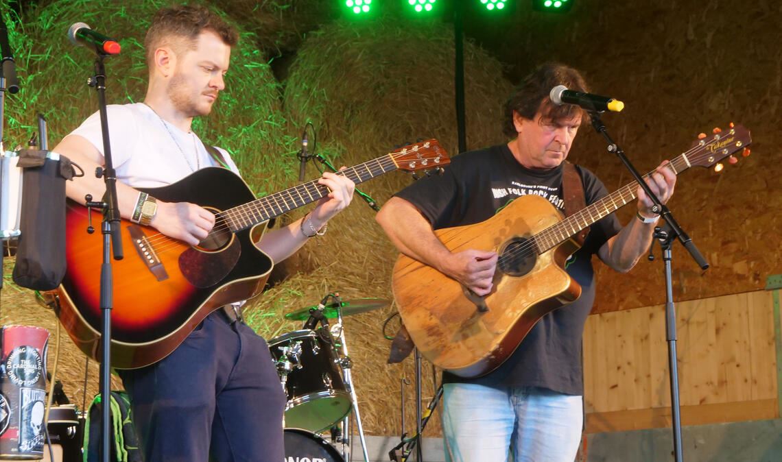 Nach 2022 auch dieses Mal wieder am Start: Seán und John Treacy unterhalten das Publikum bei „Folk on Farm“. Fotos: Friedrich