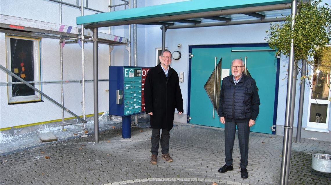 Nach 21-jähriger Tätigkeit als Vorsitzender des Krankenpflegevereins Knittlingen wurde Walter Zucker (rechts) vor der vom Verein mitgetragenen Fauststadt-Seniorenwohnanlage durch seinen Stellvertreter und kommissarischen Nachfolger Hans Veit verabschiedet. Foto: Haller