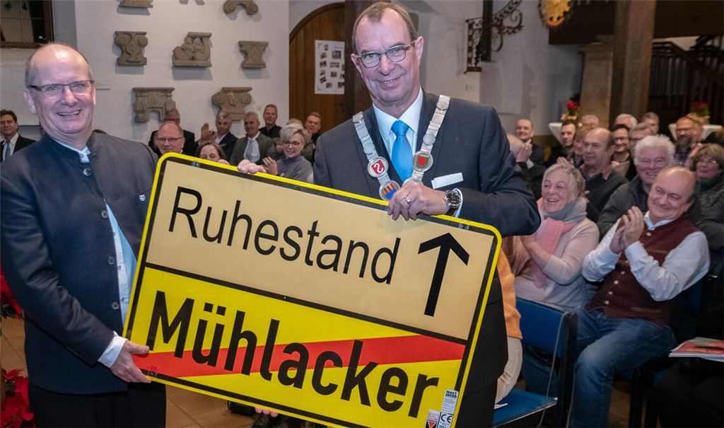 Nach 23 Jahren Dienst für die Stadt Mühlacker wird Winfried Abicht in den Ruhestand verabschiedet – unter anderem mit einem original Stadtschild als Erinnerung. Fotos: Fotomoment