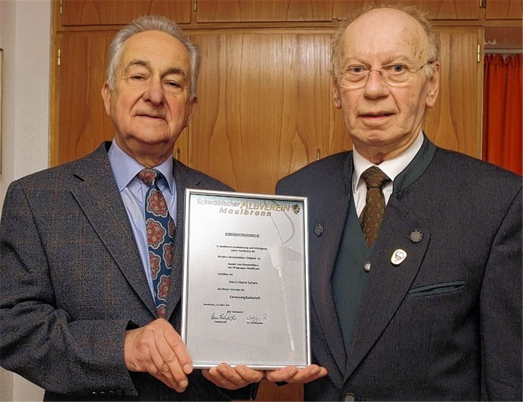Nach 32 Jahren als Kassier des Schwäbischen Albverein Maulbronn wird Horst Scham (li.) vom Ehrenvorsitzenden Klaus Fritz mit einer Urkunde geehrt. Foto: Fotomoment