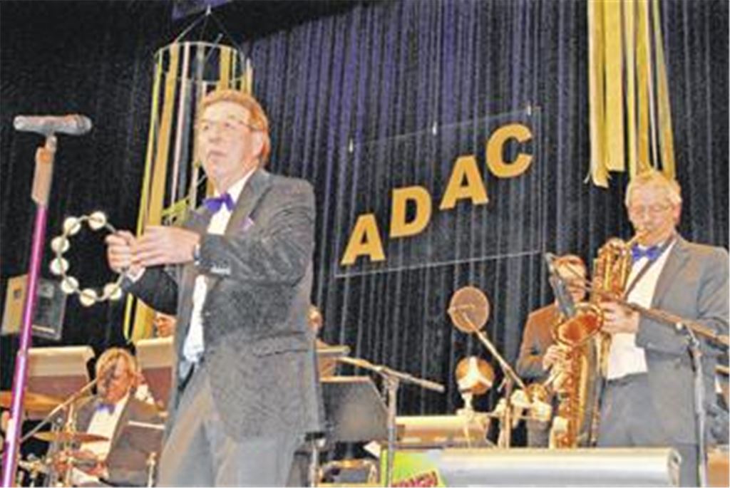
Nach 34 Jahren wieder ein Auftritt in Mühlacker: Erich Erber und sein Showorchester spielen beim ADAC-Ball im Mühlehof auf. Fotos: Stahlfeld
