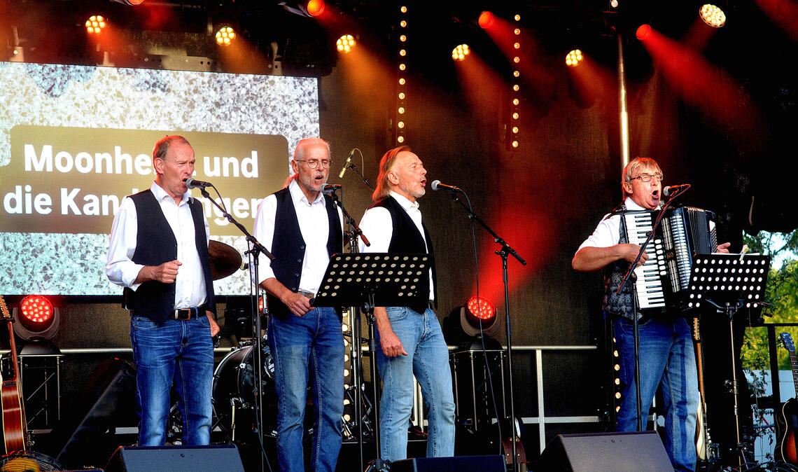 Nach 45 Jahren zurück auf der Bühne: die Formation „Moon Heinz und die Kandelsingers“ mit (v.li.) Rolf Watzal, Volker Schwörer, Hartmut Herrigel und Harald Schick. Fotos: Stahlfeld