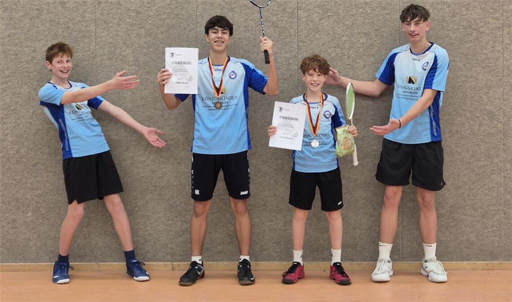 Nach Abschluss der U13- und U15-Konkurrenzen: Die älteren Illinger Louis Bronner (U17) und Sven Zimmermann (U19) feiern vor ihrem Turnierbeginn die jüngeren Mannschaftskameraden, die ihre Altersklassen bereits erfolgreich abgeschlossen haben