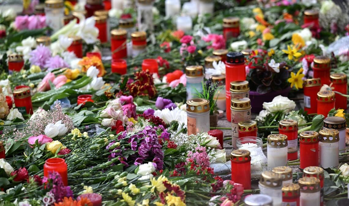 Nach Amokfahrt in Leipzig: Ermittler schweigen zu Motiven und die Anteilnahme der Bevölkerung wächst.