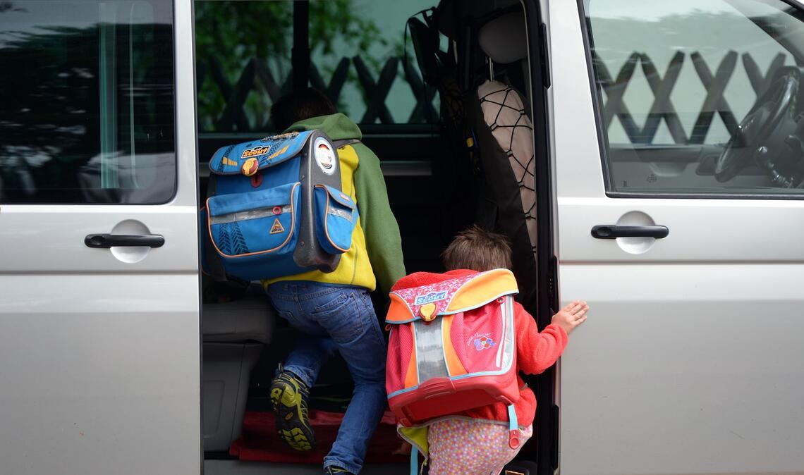 Nach Angaben der DAK sind viele Kinder im Auto noch immer Zigarettenrauch ausgesetzt. (Symbolbild)