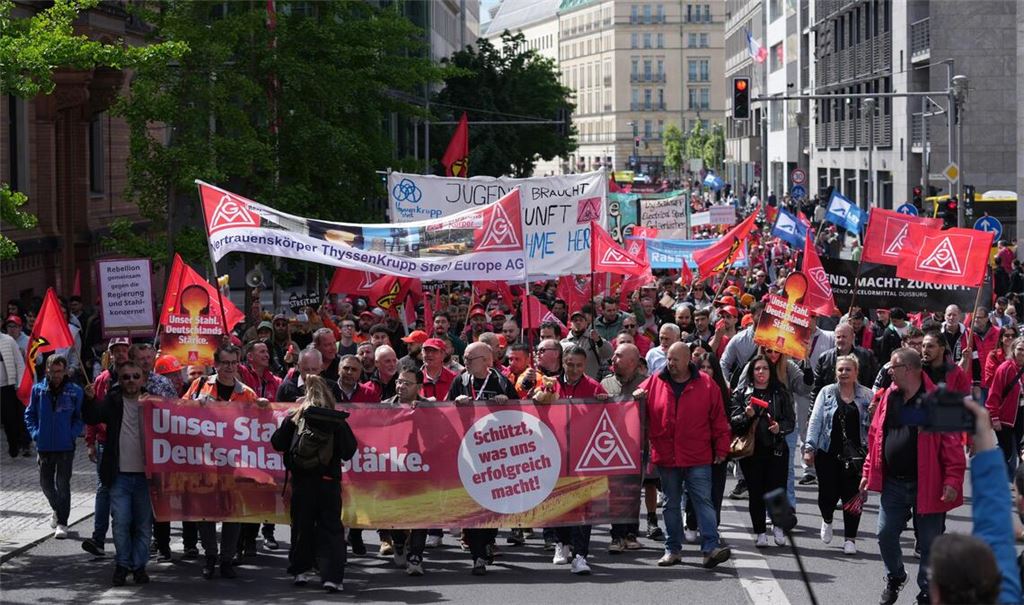 Nach Angaben der IG Metall beteiligten sich in Berlin rund 1.700 Beschäftigte aus mehr als 40 Betrieben.