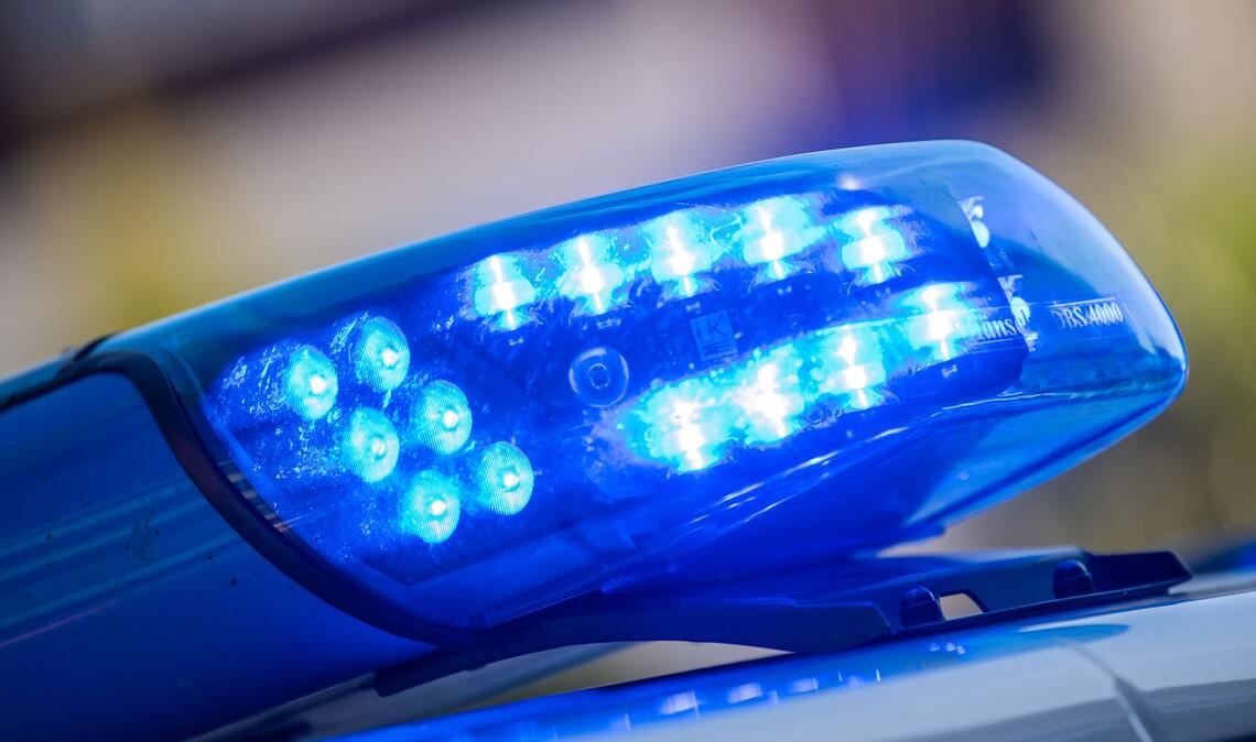 Nach Angaben der Polizei wird aber derzeit davon ausgegangen, dass der Täter das Opfer kannte. (Symbolbild)