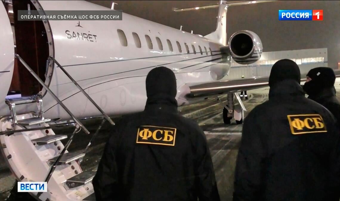 Nach Angaben des russischen Inlandsgeheimdienstes FSB wurde der Verdächtige in den Vereinigten Arabischen Emiraten festgenommen und nach Russland überstellt.