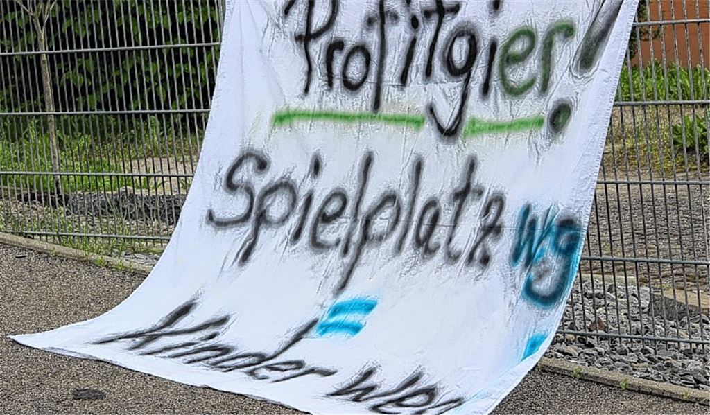 Nach Angaben von Sandra Burkhardt hat ein Unbekannter als Zeichen des Protests gegen die Pläne der Gemeinde am Zaun des Spielplatzes dieses Banner angebracht. 