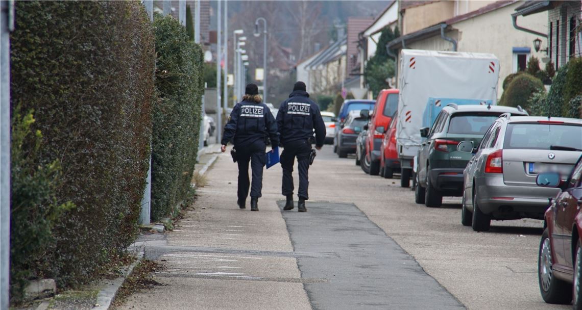 Zwei Festnahmen wegen Mordes Nach Entdeckung der Leiche geht die Polizei in Enzberg auf Spurensuche.sdmg