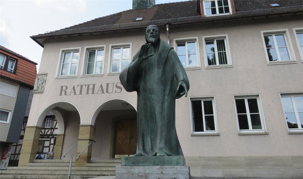 Nach Faust-Museum und Grundschule Freudenstein eine dritte Immobilie, die in Sachen Brandschutz für Kopfzerbrechen sorgt: das Rathaus in Knittlingen. Fotos: Becker, Archiv