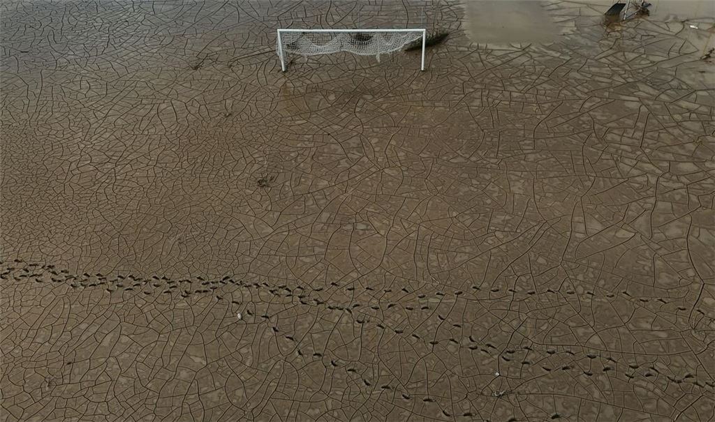 Nach Hurrikan „Melissa“: Fußballfeld in Montego Bay auf Jamaika im Schlamm versunken