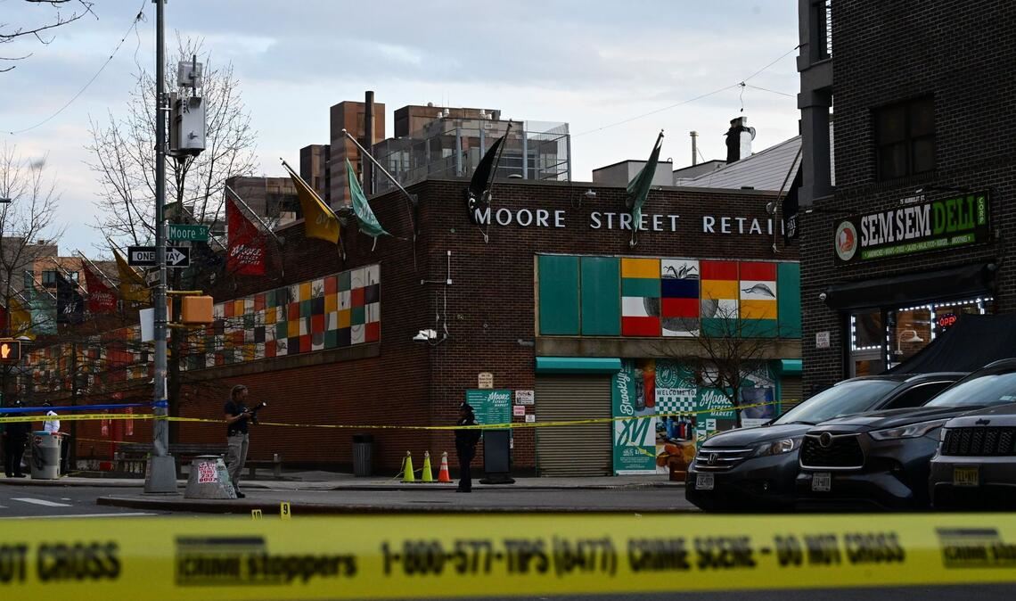 Nach Polizeiangaben wurde das Baby am Dienstagnachmittag (Ortszeit) auf offener Straße im Kinderwagen getroffen.