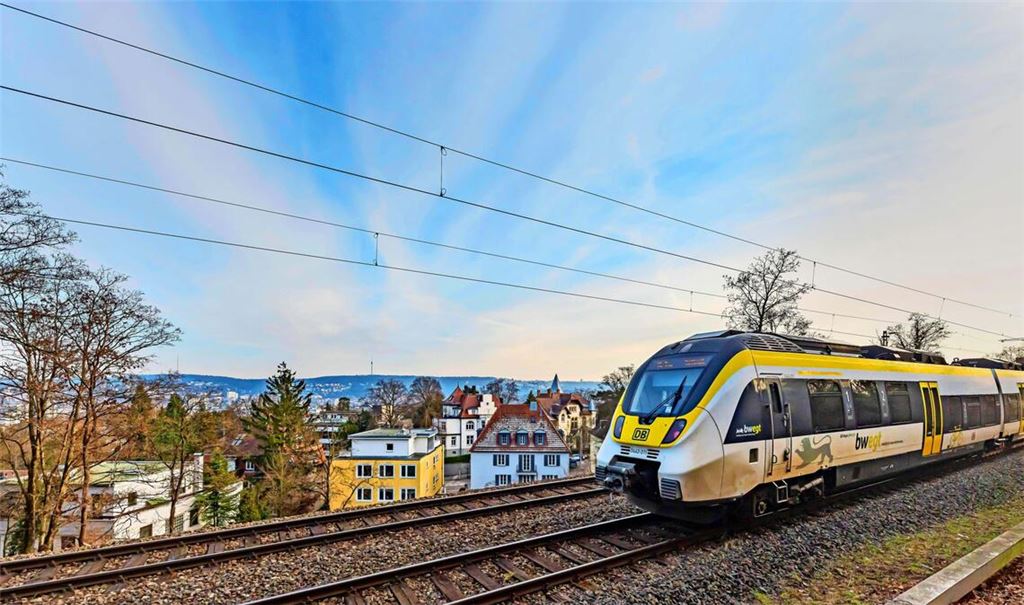 Nach Schätzungen des Ministeriums könnte wegen des Urteils zu den sogenannten Trassenpreisen ungefähr jeder zehnte Zug auf der Kippe stehen.(Symbolbild)