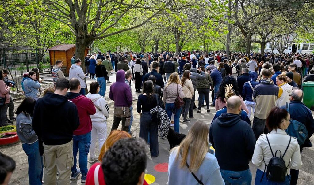 Nach Schließung der Wahllokale erscheint die Abwahl von Ministerpräsident Orban möglich.