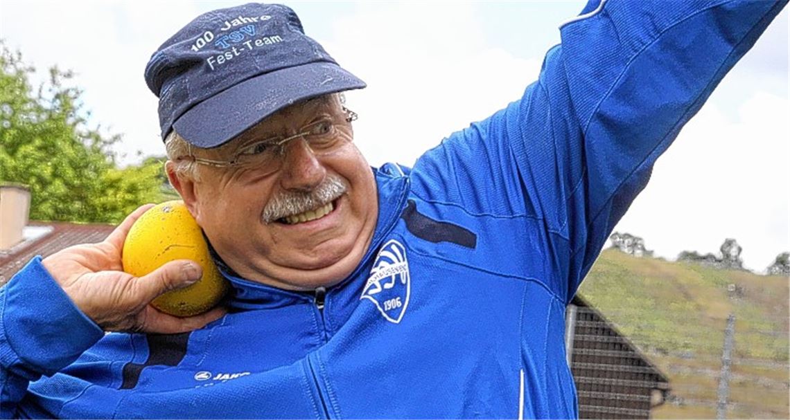 Nach Schnelligkeit und Koordination erfüllt Heinz Weiß beim Kugelstoßen auch im Bereich Kraft die Anforderung für das Sportabzeichen in Gold. Nur seine Ausdauer muss er noch beweisen Foto: Eigner