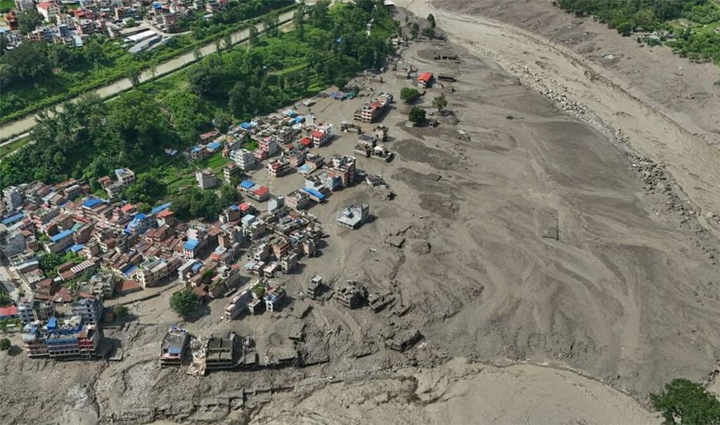 Nach Sturzfluten im nepalesischen Distrikt Nuwakot stehen beschädigte Häuser gefährlich nahe an den angeschwollenen, mit Treibgut verstopften Ufern des Trishuli-Flusses. Eine massive Sturzflut in Nepal hat nach Behördenangeben einigen Menschen das Leben gekostet.