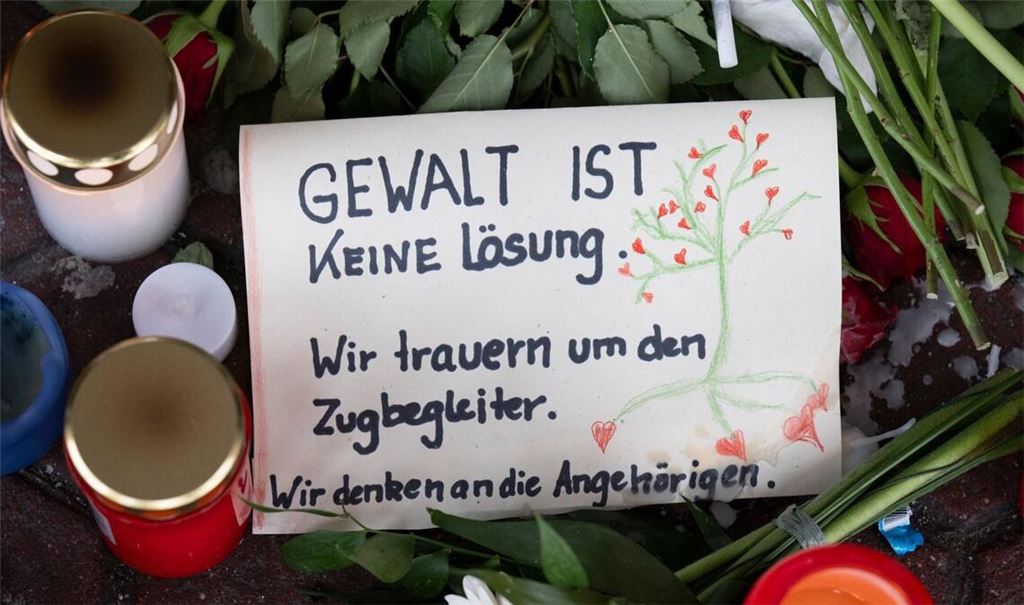 Nach Tod eines Zugbegleiters im Februar - die Attacken gegen Bahnpersonal nehmen zu.