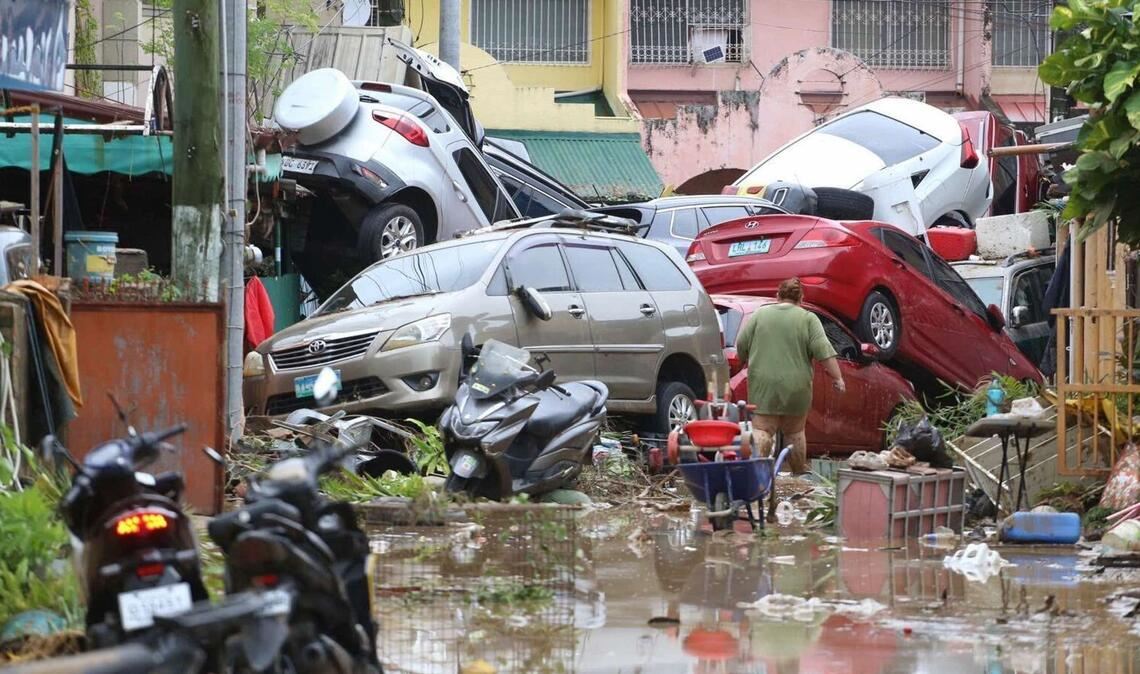 Nach Überschwemmungen durch den Taifun "Kalmaegi" auf den Philippinen türmen sich Autos.