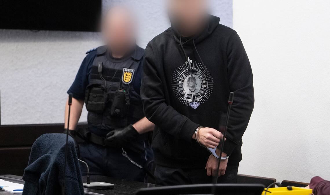 Nach Überzeugung der Kammer lauerte der Täter seiner Bekannten Ende Februar 2026 im Wald auf, riss sie auf ihrem Heimweg vom E-Scooter und ermordete sie. (Archivbild)