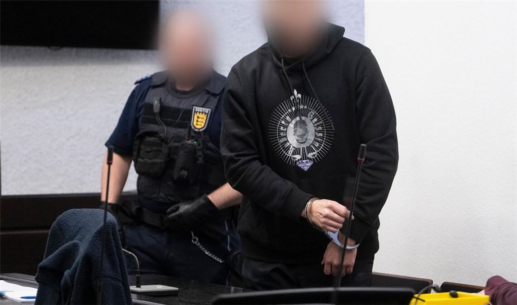 Nach Überzeugung der Kammer lauerte der Täter seiner Bekannten Ende Februar 2026 im Wald auf, riss sie auf ihrem Heimweg vom E-Scooter und ermordete sie. (Archivbild)