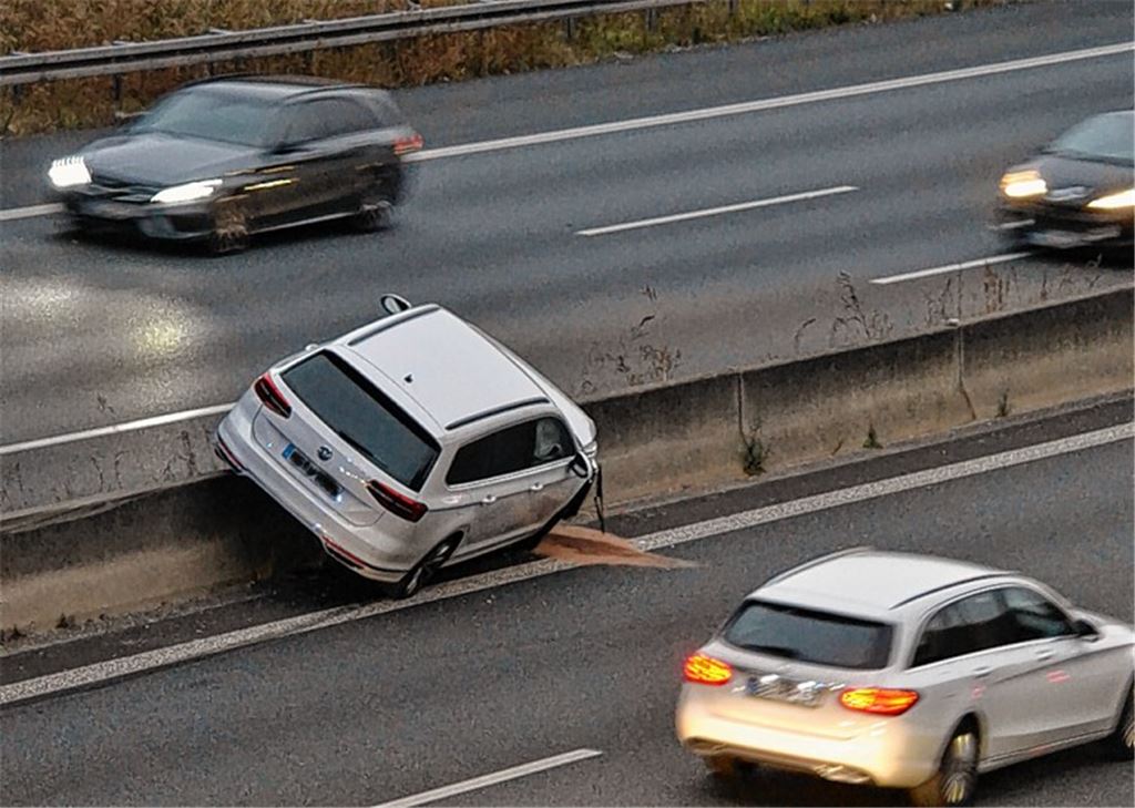 Unfall auf der A8: VW-Passat landet auf Betongleitwand