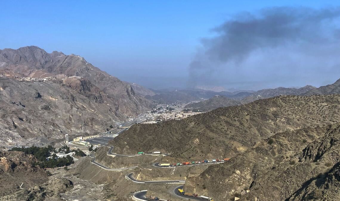 Nach Zusammenstößen zwischen pakistanischen und afghanischen Streitkräften in Pakistan steigt Rauch von der afghanischen Seite auf (Archivbild).