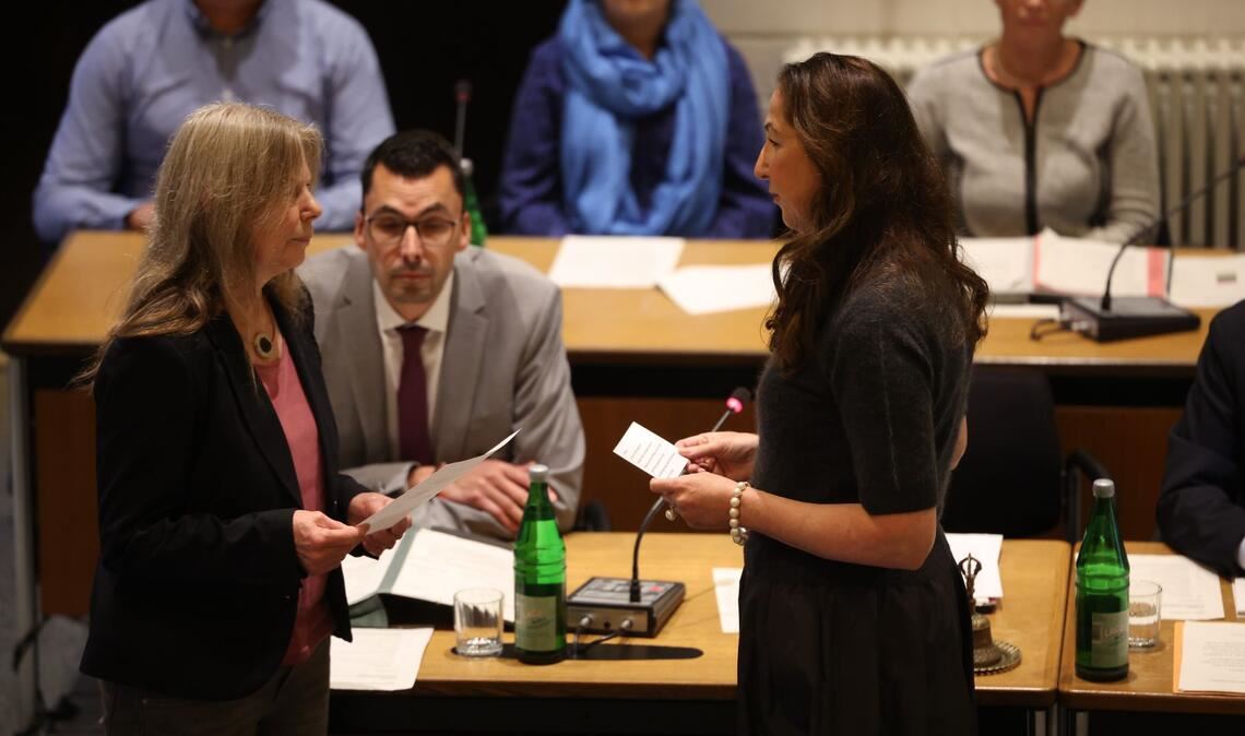 Nach dem Amtseid hält Iris Stalzer eine Antrittsrede