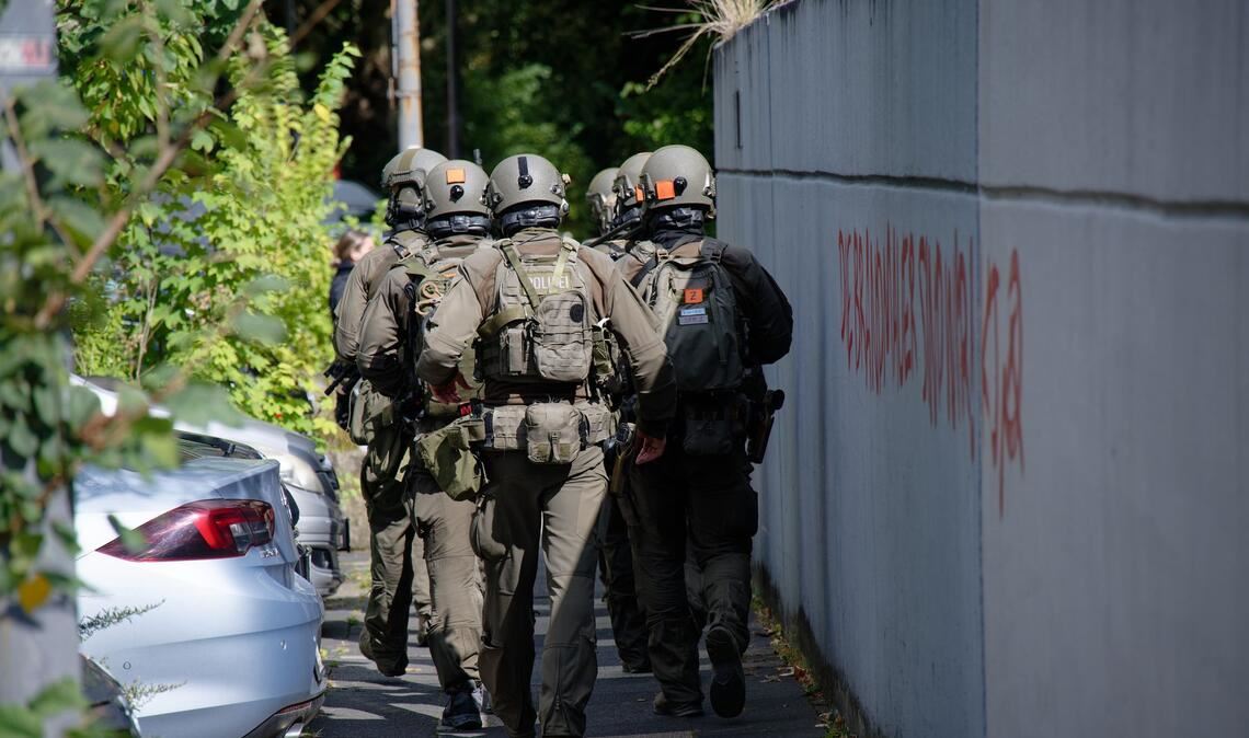 Nach dem Angriff an der Schule konnte der Täter zunächst flüchten. (Archivbild)