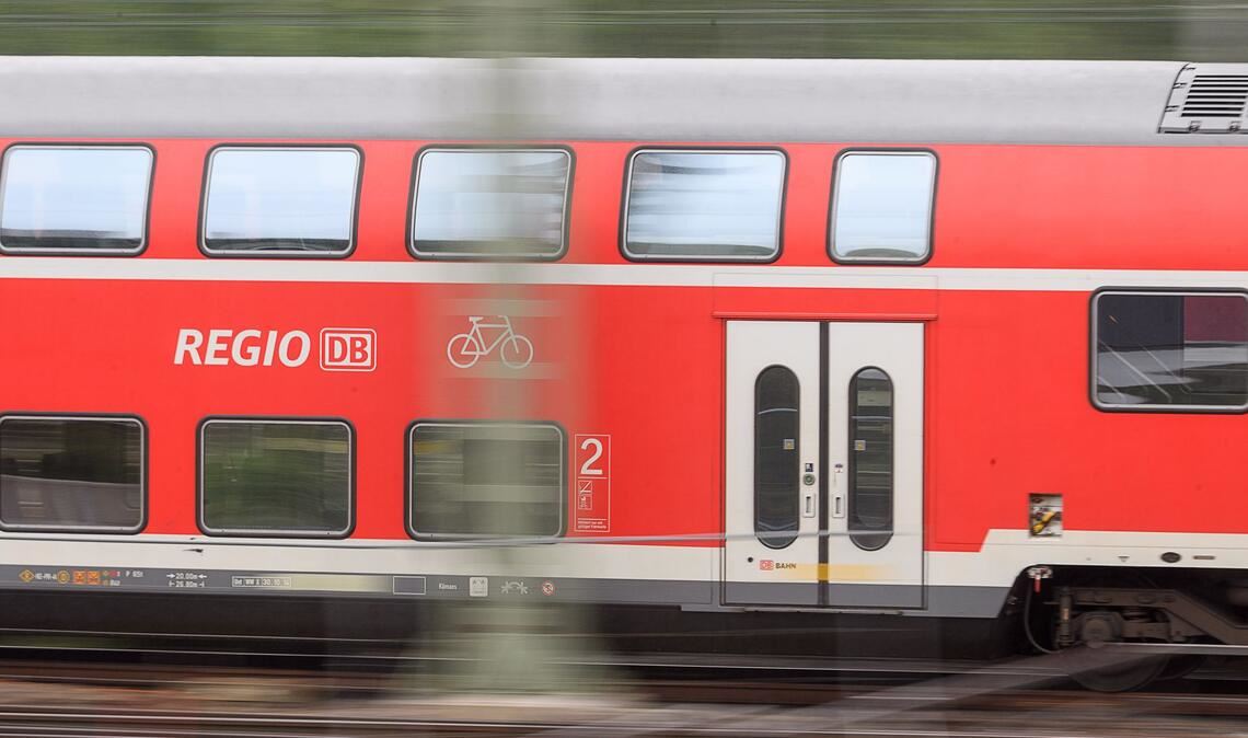Nach dem Angriff bei einer Ticketkontrolle in einem Regionalexpress ist der Zugbegleiter gestorben. (Symbolbild)