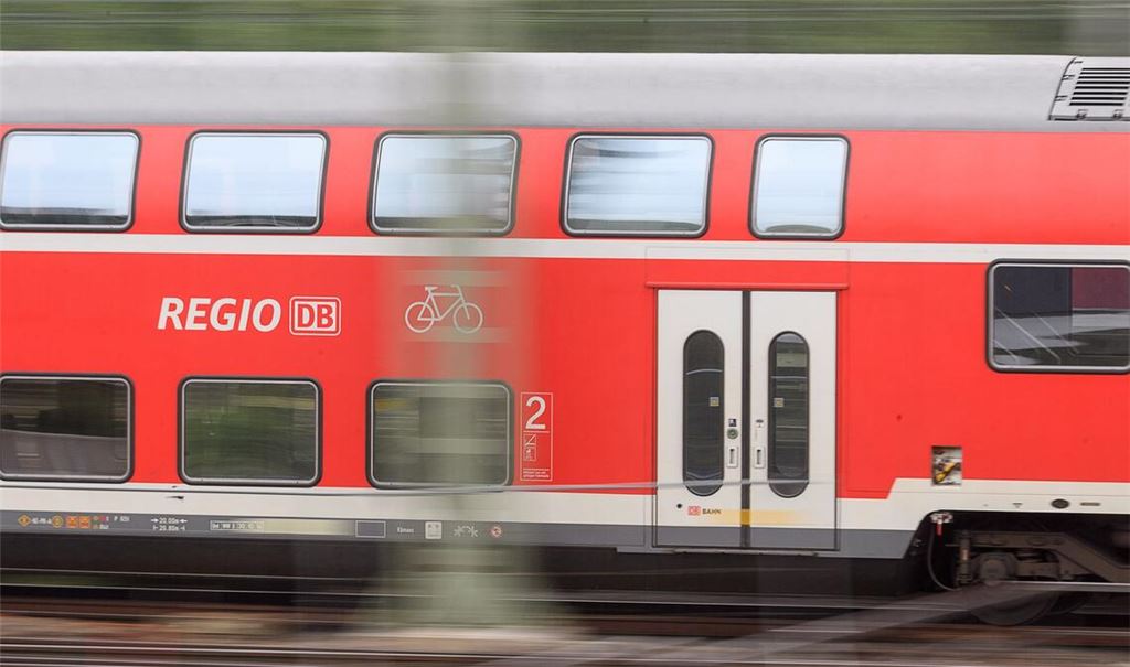 Nach dem Angriff bei einer Ticketkontrolle in einem Regionalexpress ist der Zugbegleiter gestorben. (Symbolbild)