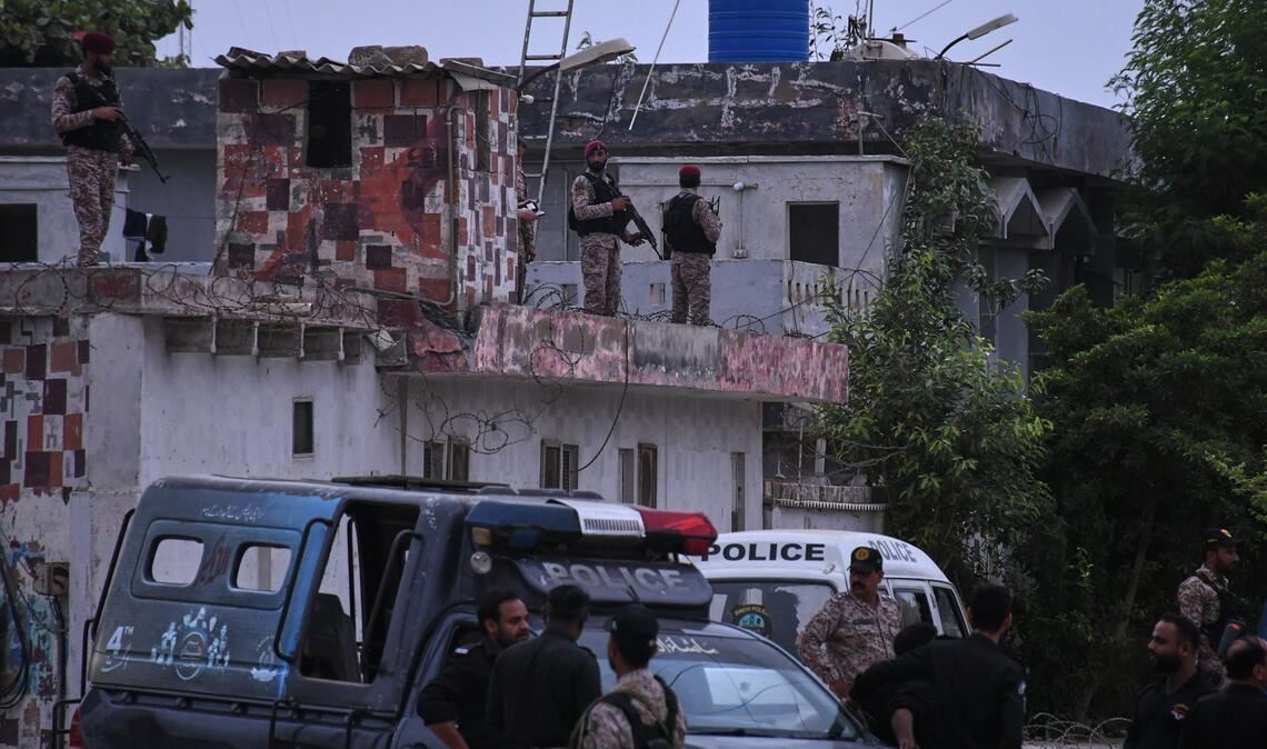 Nach dem Angriff in Karachi mit drei Toten pakistanischen Sicherheitskräften hat Pakistan Ziele in Afghanistan angegriffen.