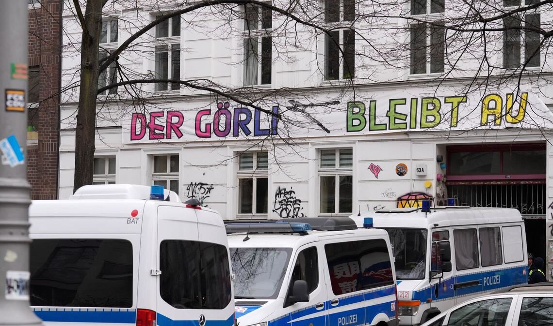 Nach dem Anschlag auf das Berliner Stromnetz im September 2025 ging die Polizei mit einer Razzia gegen vier Verdächtige aus der linksradikalen Szene vor.